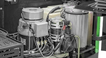  旋转式机盖，方便维修