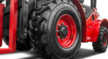  宽基深花纹轮胎